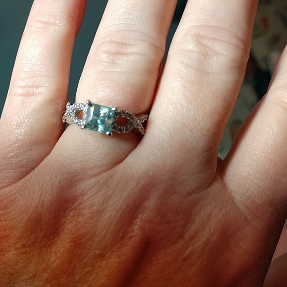 Light aqua princess moissanite ring twist band - Picture 1 of 4